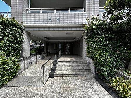 【エントランス】住む人や訪れる人を室内へと優しくエスコートします。