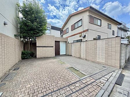 【エントランス】都会の利便性を享受しながらも、一歩奥へ入れば心安らぐ静穏な暮らしが手に入ります。
