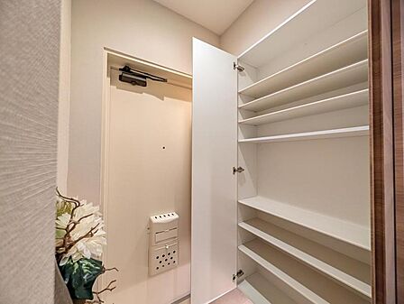 【収納】玄関には収納もたっぷりあるのでスッキリした衛生的な空間を保てそうです。