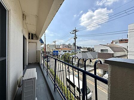 【バルコニー】 陽光をたっぷり浴びられ、リフレッシュの場としても活躍します!