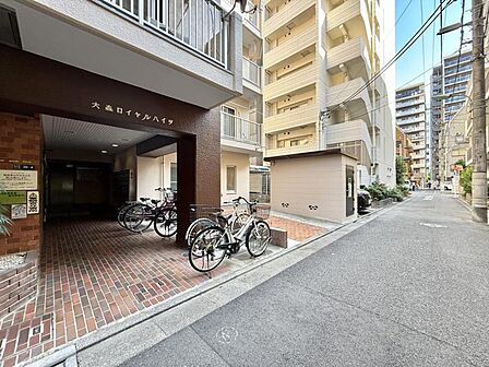 【エントランス】幅員にゆとりある前面道路。視界が広がり、確かな開放感があります。