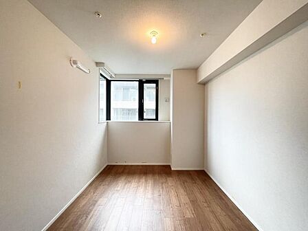 【洋室：6.2帖】シンプルで綺麗な形の居室は季節に合わせてインテリアを楽しみながらお住まいいただけます。