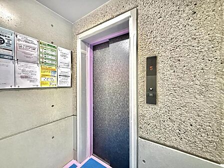 【エントランス】明るく開放感のあるエントランスです。