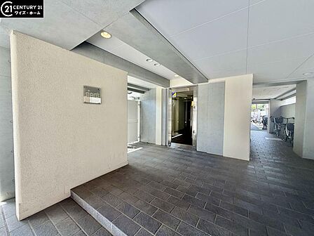 【エントランス】しっかりと管理が行き届き開放感があり明るいマンションの顔
