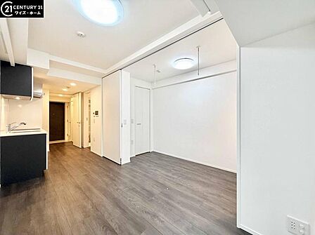【リビング】LDKに隣り合う洋室は間仕切りを開放して一体利用することも可能!成長やライフスタイルの変化に合わせてレイアウトを自在に変えられます。
