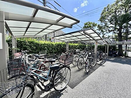 【駐輪場】屋根付きの駐輪スペースがあり、雨の日も安心です。