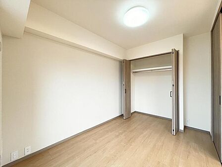 【収納】ウォークインクローゼット付きでゆとりある収納力です。