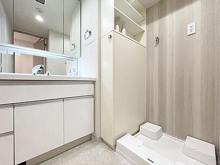 【洗面所】 広く清潔感のある洗面所。朝の外出の準備やお洗濯もスムーズに行えそうです。