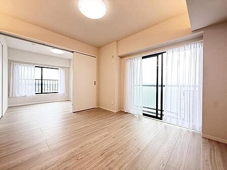 【洋室:4.8帖】リビングと隣り合う洋室。趣味の部屋にもお子様の部屋にも出来る汎用性があります。