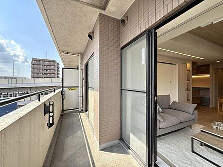 【バルコニー】洗濯物が気持ちよく乾きそうな南西向きのバルコニー付き!