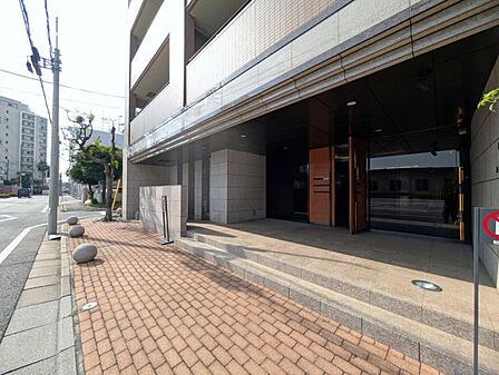 【エントランス】 しっかりと管理が行き届き開放感があり明るいマンションの顔