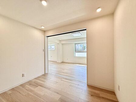 【洋室:4.5帖】 リビングと隣り合う洋室。趣味の部屋にもお子様の部屋にも出来る汎用性があります。