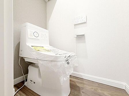 【トイレ】 収納付きで、トイレットペーパーや掃除道具もすっきり収納できます。