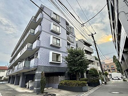 【外観】街並みに溶け込みながらも存在感を放つ外観。