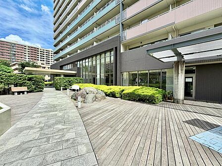 【エントランス】 都会的な景色の中に溶け込みながら、確かな存在感を放つデザイン。