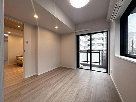 【洋室：4.2帖】リビングと隣り合う洋室。趣味の部屋にもお子様の部屋にも出来る汎用性があります。