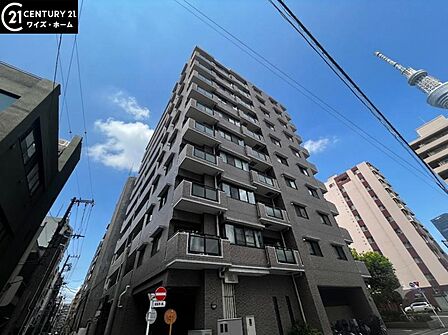【外観】青空に映える重厚な佇まい。