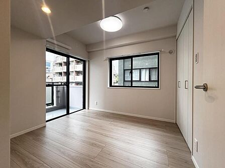 【洋室：4.2帖】2面採光のあかるいお部屋です。