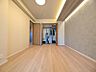 寝室：【洋室:8.5帖】フローリング仕様でお手入れもしやすいお部屋です。