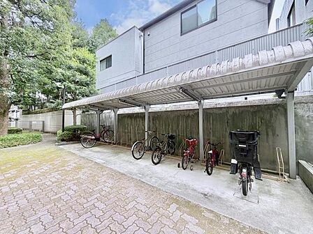 【駐輪場】 屋根付きの駐輪場は雨の日などにとても重宝します。