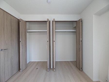 【収納】室内を有効的にお使いいただける全居室収納付き。洋服や雑貨など無駄なく収納いただけます。