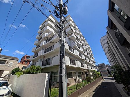 【外観】静かな住宅街に映える、端正なマンション。暮らしの舞台にふさわしい、落ち着きと品格を備えています。