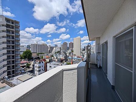 【バルコニー】洗濯物が気持ちよく乾きそうな南西向きのバルコニー付き!