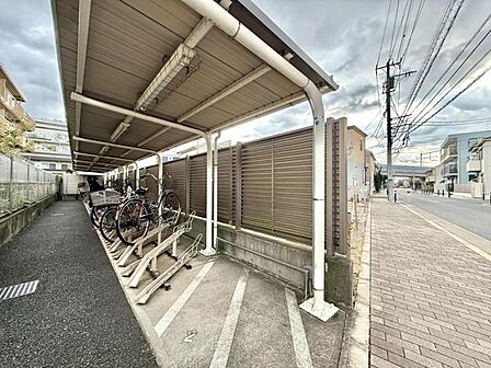 【駐輪場】屋根付きの駐輪スペースがあり、雨の日も安心です。