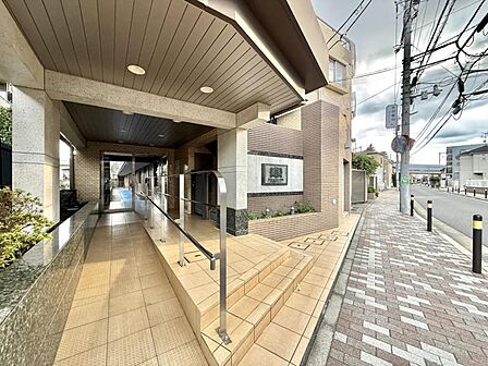 【エントランス】ゆとりあるフラットアプローチ。日々の歩みも優雅に迎えるエントランス。