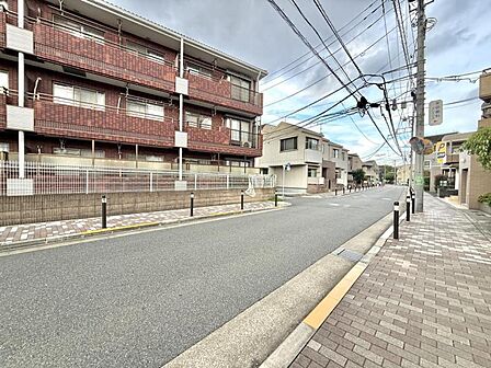 【エントランス】幅員にゆとりある前面道路。視界が広がり、確かな開放感があります。