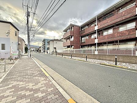 【エントランス】周囲が遮るもののないオープンな空間になっており、車側からも歩行者側からもお互いが視界に入りやすいです。