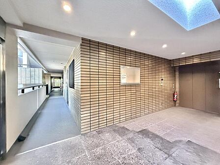 【エントランス】建物の印象を高める洗練された佇まい。