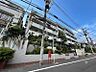 外観：【外観】周囲の街並みと調和する落ち着いた色調。