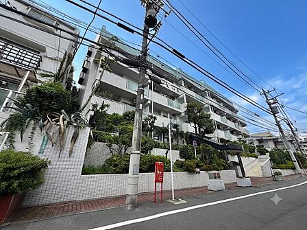 【外観】周囲の街並みと調和する落ち着いた色調。