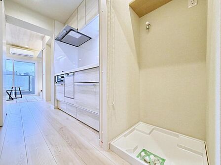 【洗面所】 大型ドラム式洗濯機も設置可能なランドリースペース。