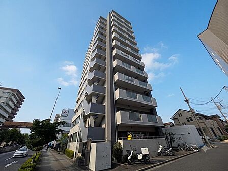 【外観】空へと伸びるシャープなライン。洗練された都市生活の象徴。