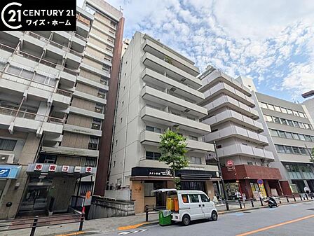 【外観】　青空に映える重厚な佇まい。都心の喧騒を忘れさせる端正な外観。