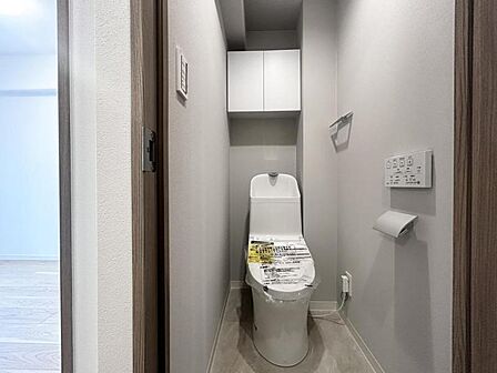 【トイレ】白を基調とした清潔感あふれる空間となっております。