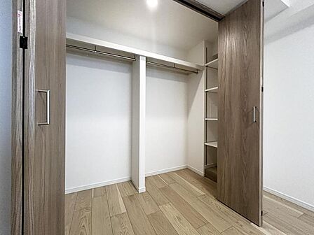 【収納】大きなWIC完備。衣類や大きな家電などをマルチに収納できて住空間をより広げてくれます。