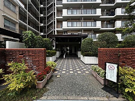 【エントランス】豊かな植栽に包まれたエントランスアプローチ。緑が導く我が家への道。
