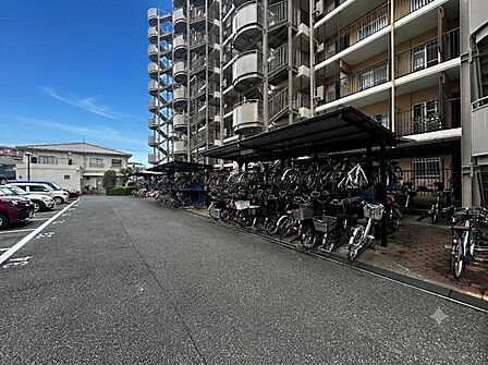 【駐輪場】敷地内に整理された駐輪場があり、愛車の保管に便利。
