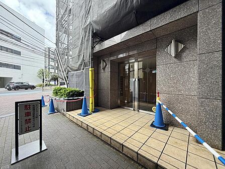 【エントランス】住まいへと続く落ち着いた導入空間。