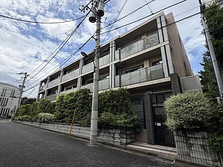 【外観】陽光をたっぷりと取り込む明るい住空間。圧迫感がなく街並みに馴染む落ち着いた佇まい。