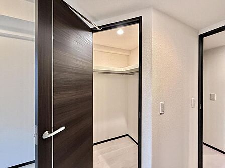 【収納】大きなWIC完備。衣類や大きな家電などをマルチに収納できて住空間をより広げてくれます。