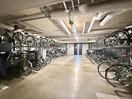 【駐輪場】建物内に整理された駐輪場があり、愛車の保管に便利。