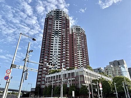 【外観】青空に映える重厚な佇まい。都心の喧騒を忘れさせる端正な外観。