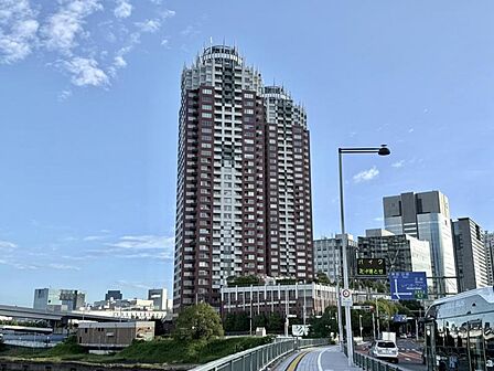 【外観】陽光をたっぷりと取り込む明るい住空間。圧迫感がなく街並みに馴染む落ち着いた佇まい。
