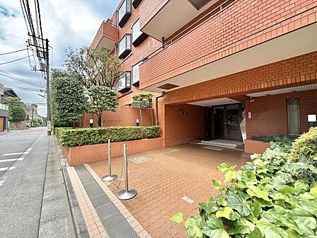 【エントランス】分譲マンションらしい品のあるエントランスです。