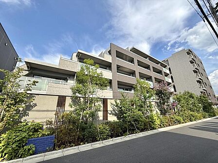 【外観】閑静な住宅街に佇む、品のあるマンション。街の空気に溶け込む、穏やかな佇まいです。