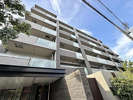 【外観】段層が織りなすリズム感。光と影が美しく交差するモダンな造形。